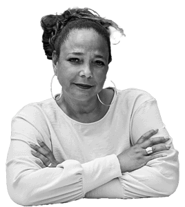 Gissella kijkt indringend in de camera om contact te leggen