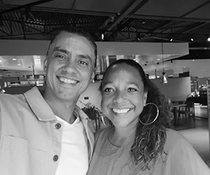 Twee lachende mensen in modern restaurant