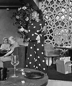 Vrouw spreekt voor publiek in restaurantsetting