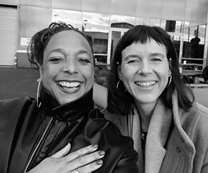 Twee lachende vrouwen maken selfie buiten