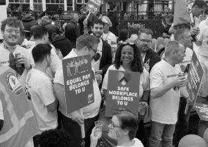 Groep mensen met protestborden voor gelijke rechten.