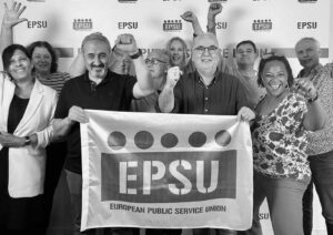 Groep mensen met EPSU-banner juicht samen.