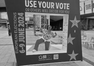 Verkiezingsbord juni 2024 met persoon in decor.