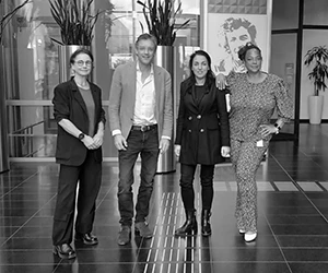 Vier professionals in moderne kantoorruimte